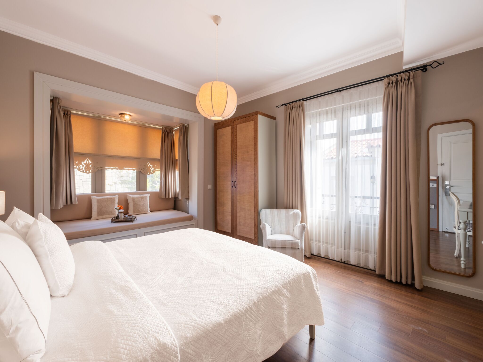 Deluxe Room Bay Window 3