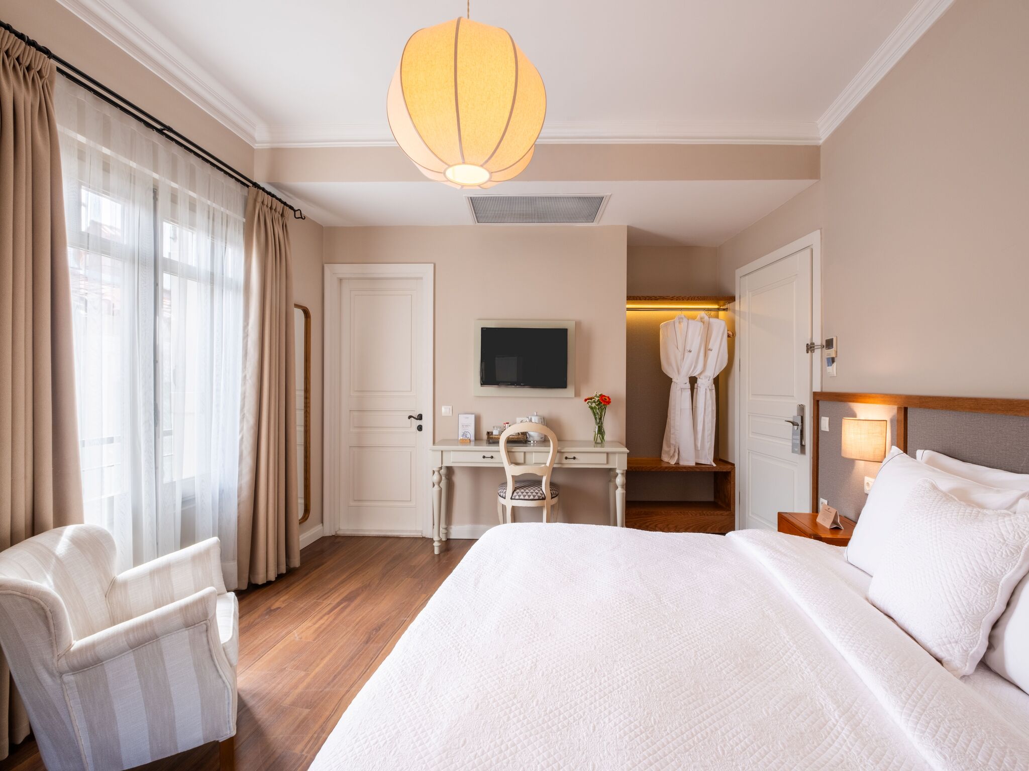 Deluxe Room Bay Window 4