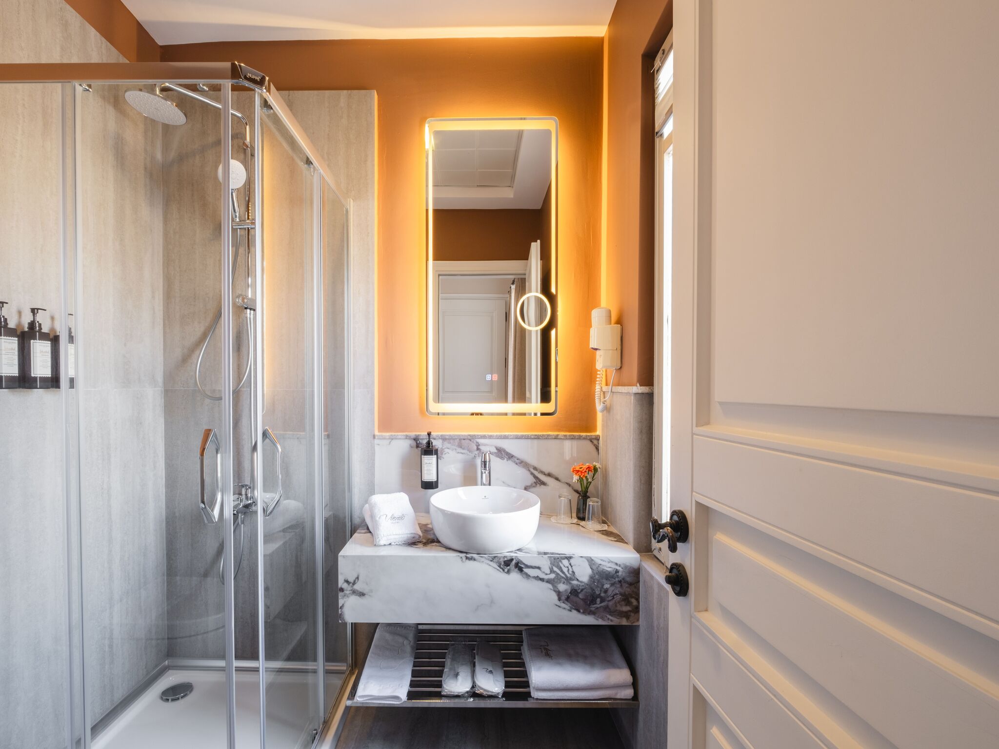 Deluxe Room 4