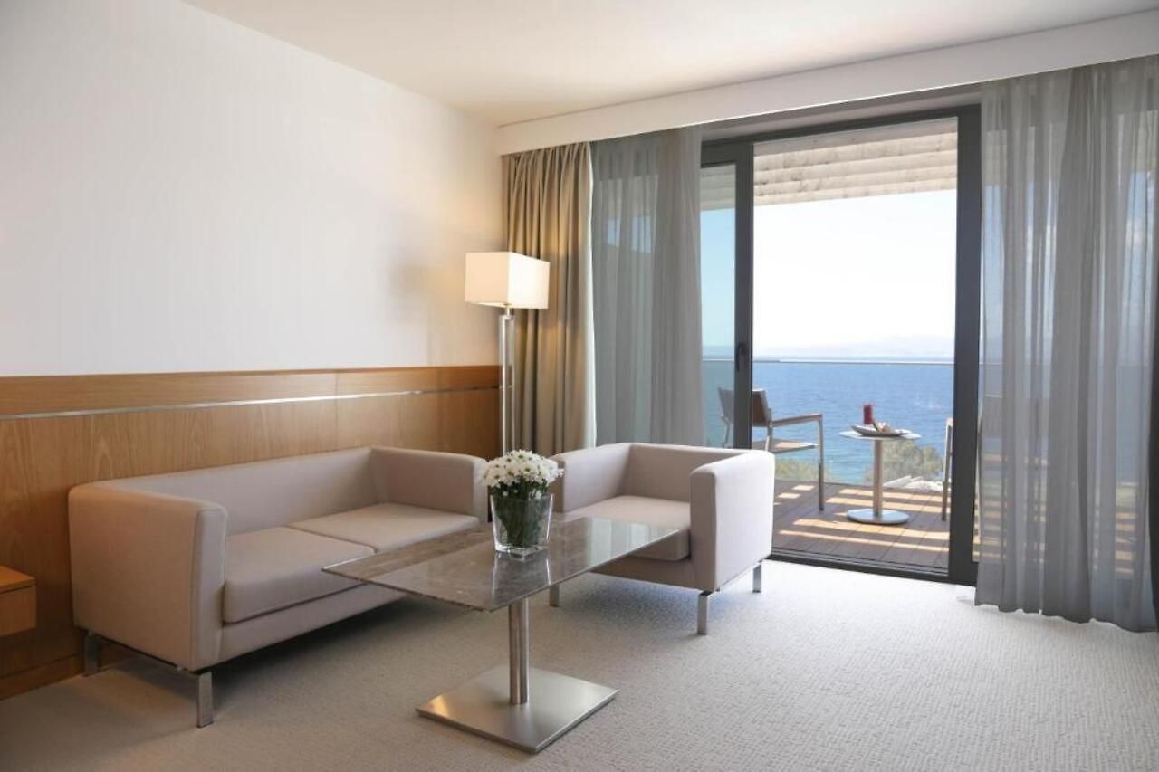 Deluxe Room Seaview With Balcony 3