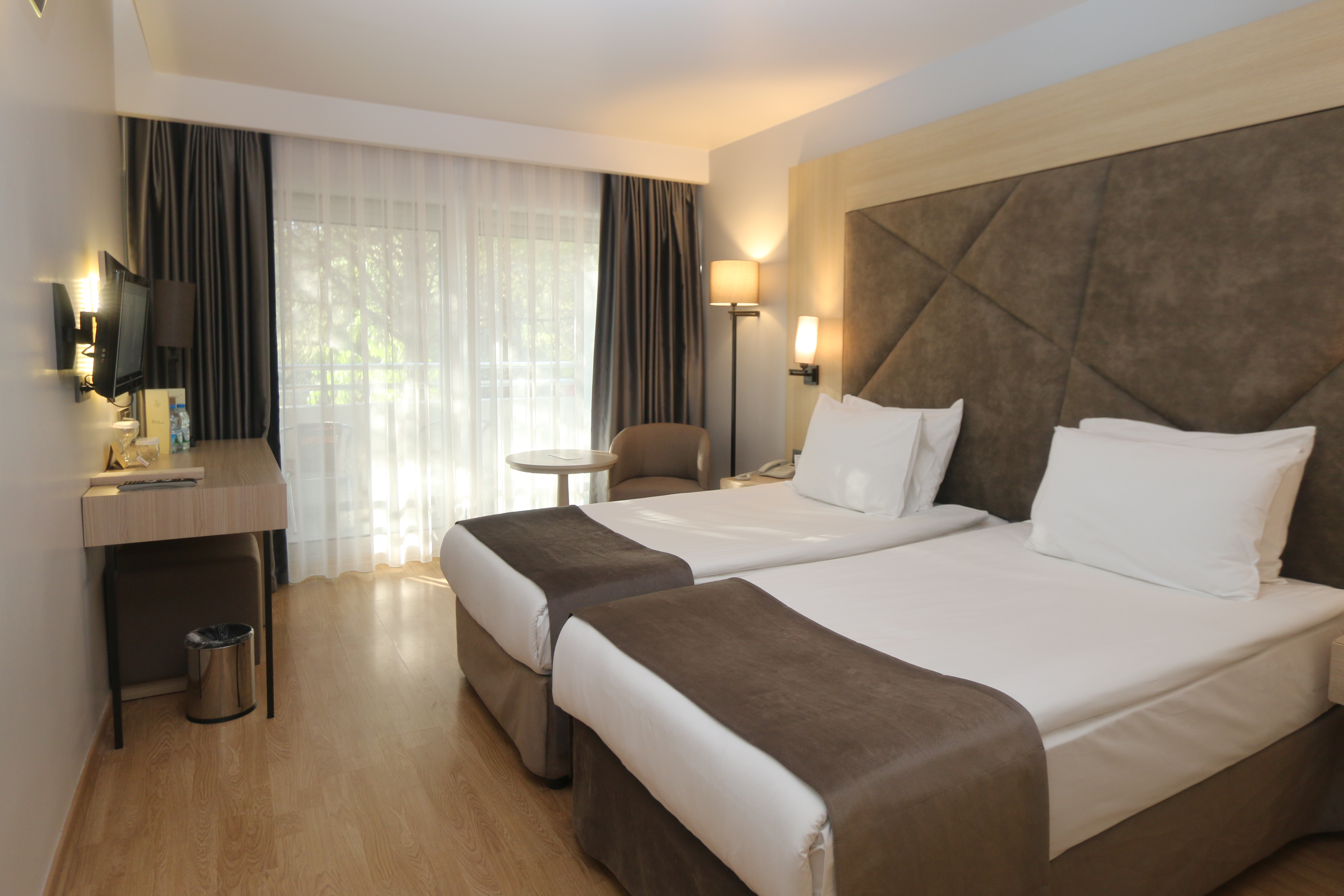 Superior Land Room 1