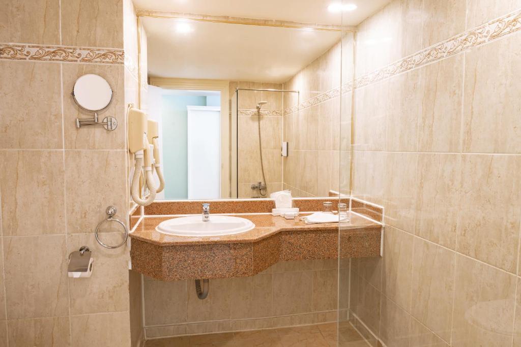 DELUXE ROOM GARDEN / POOL VIEW (refreshed rooms) 2