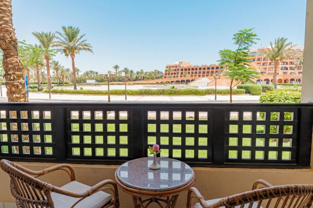 DELUXE ROOM GARDEN / POOL VIEW (refreshed rooms) 3