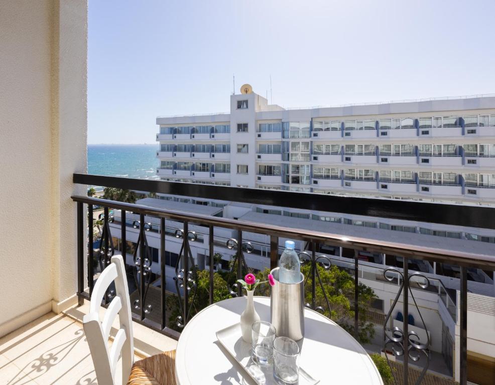 Standard Twin Room Side Sea View 2