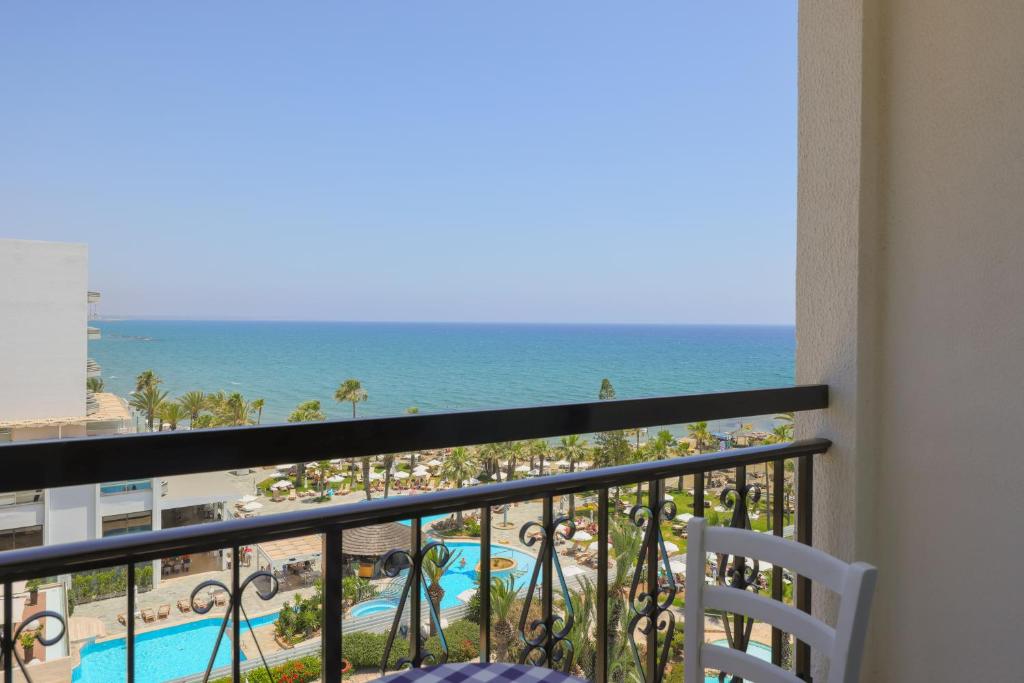 Deluxe Twin Room Pool and Superior Side Sea View 3