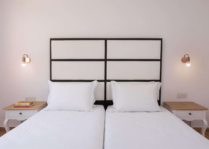 One Bedroom Apartment Inland View 4