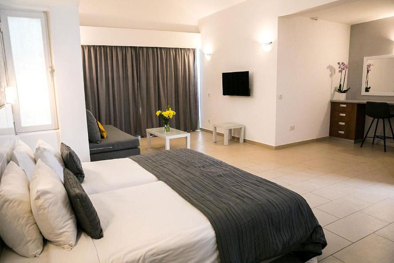 Junior Suite Inland View 2