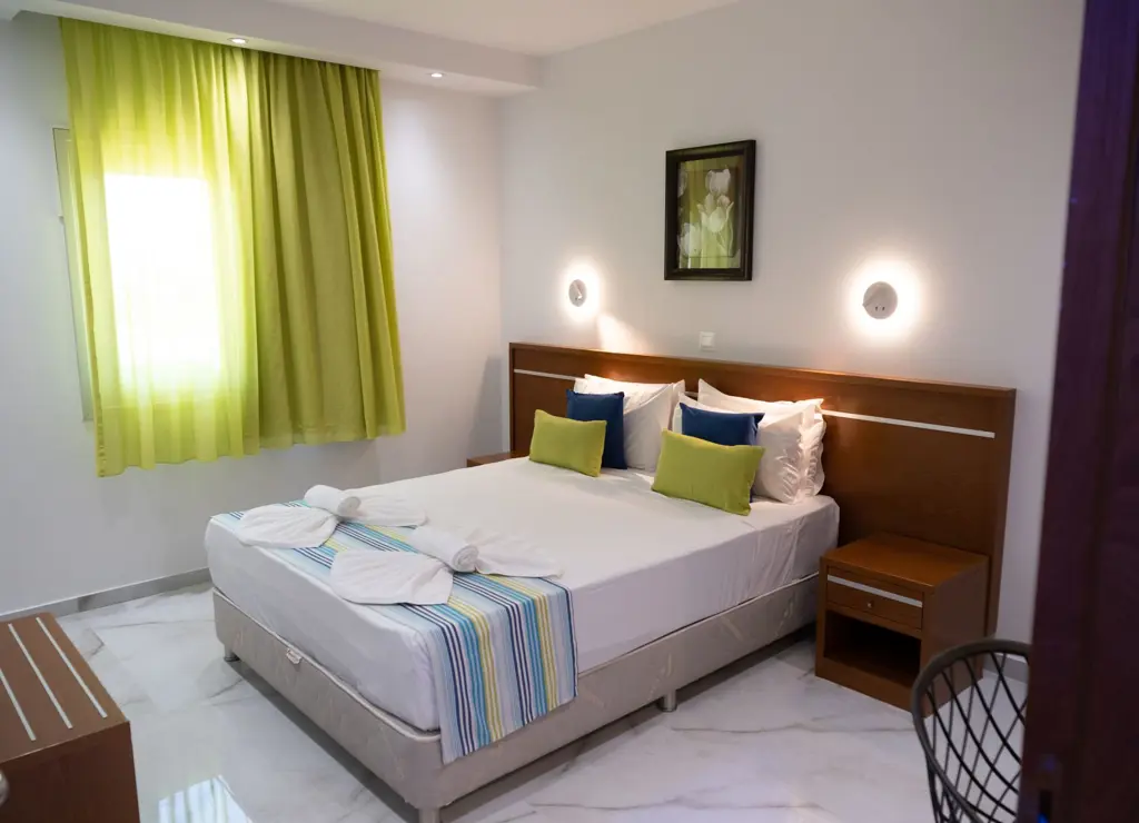 One Bedroom Apartment Inland View 4