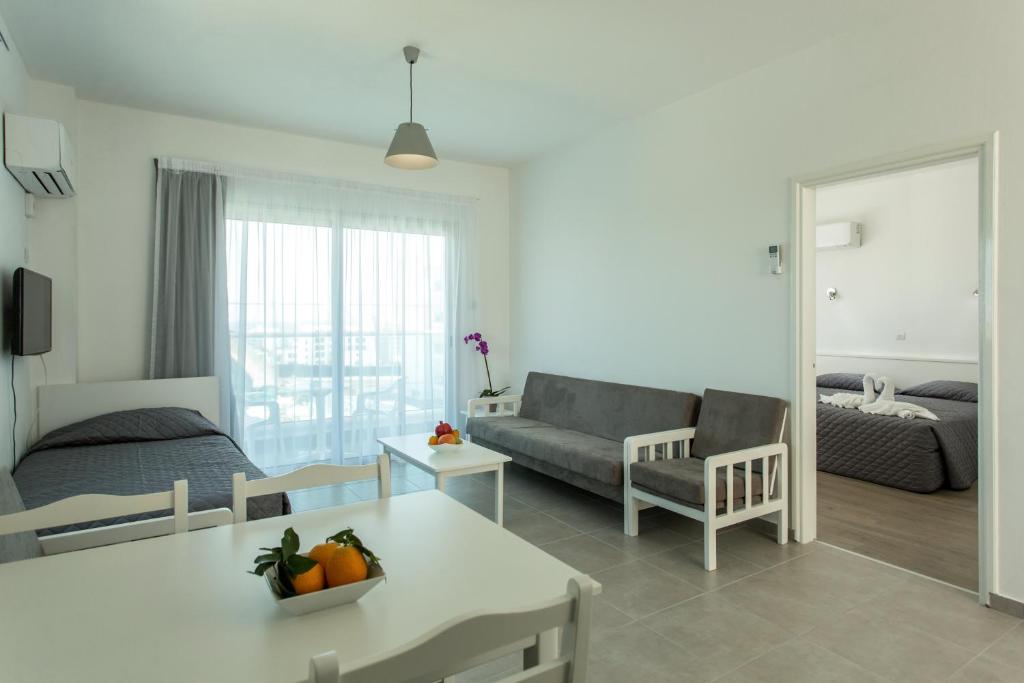 One Bedroom Apartment Inland View 2