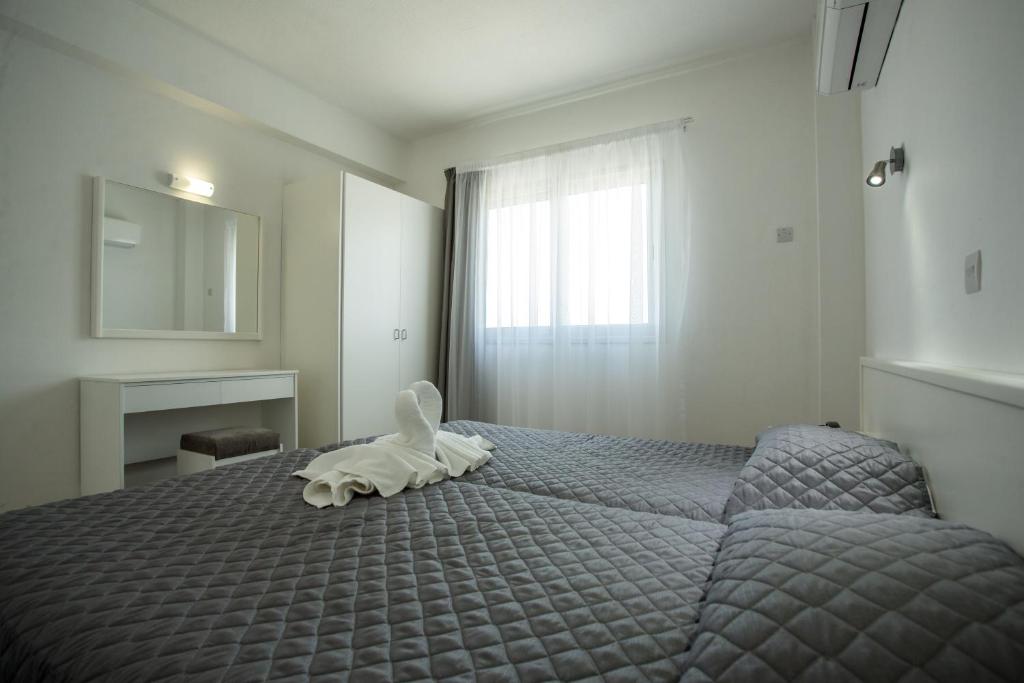 One Bedroom Apartment Inland View 3