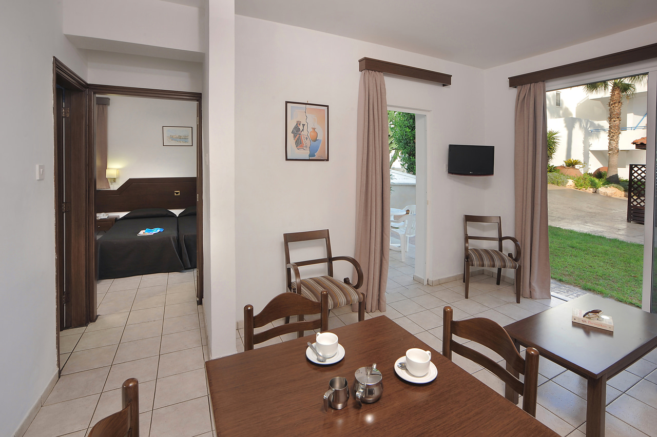 One Bedroom Apartment Inland View 3