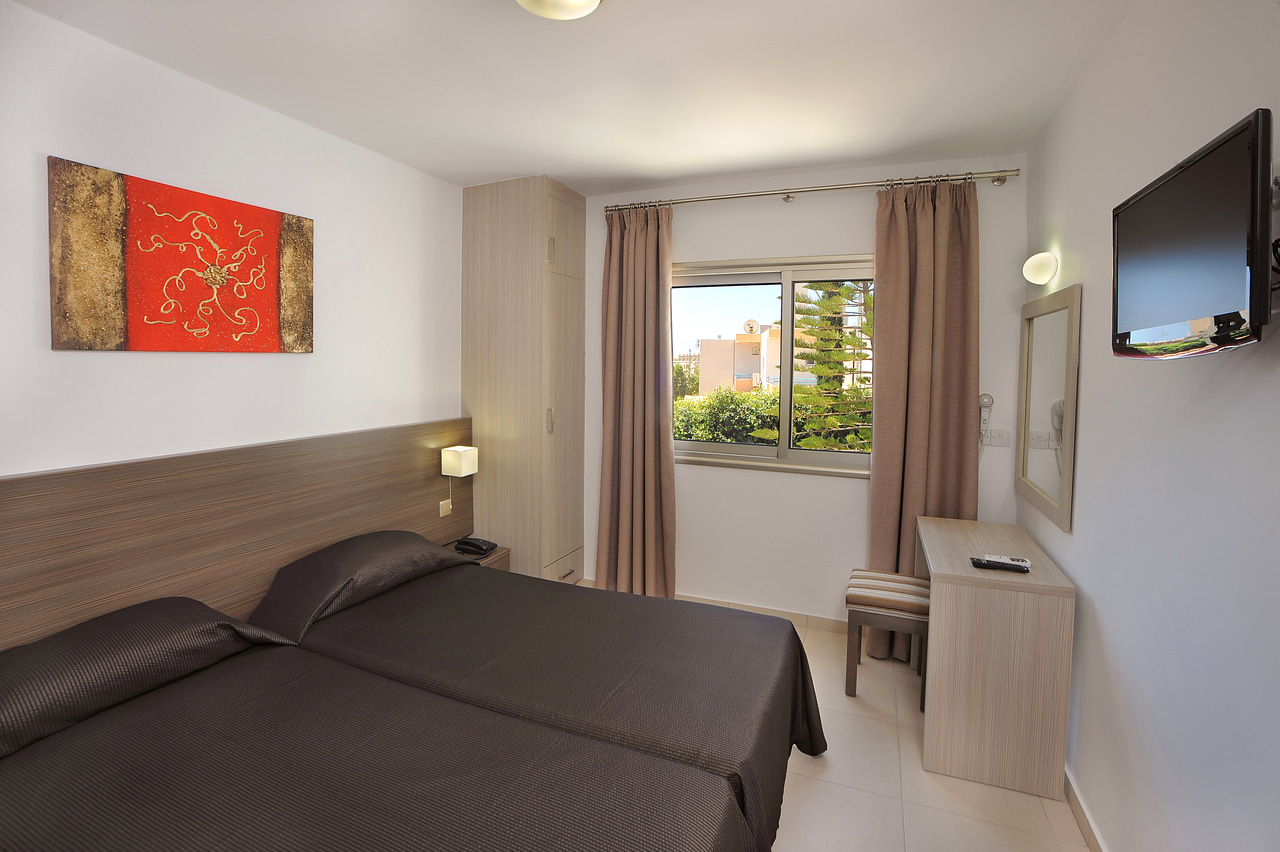 One Bedroom Apartment Inland View 4