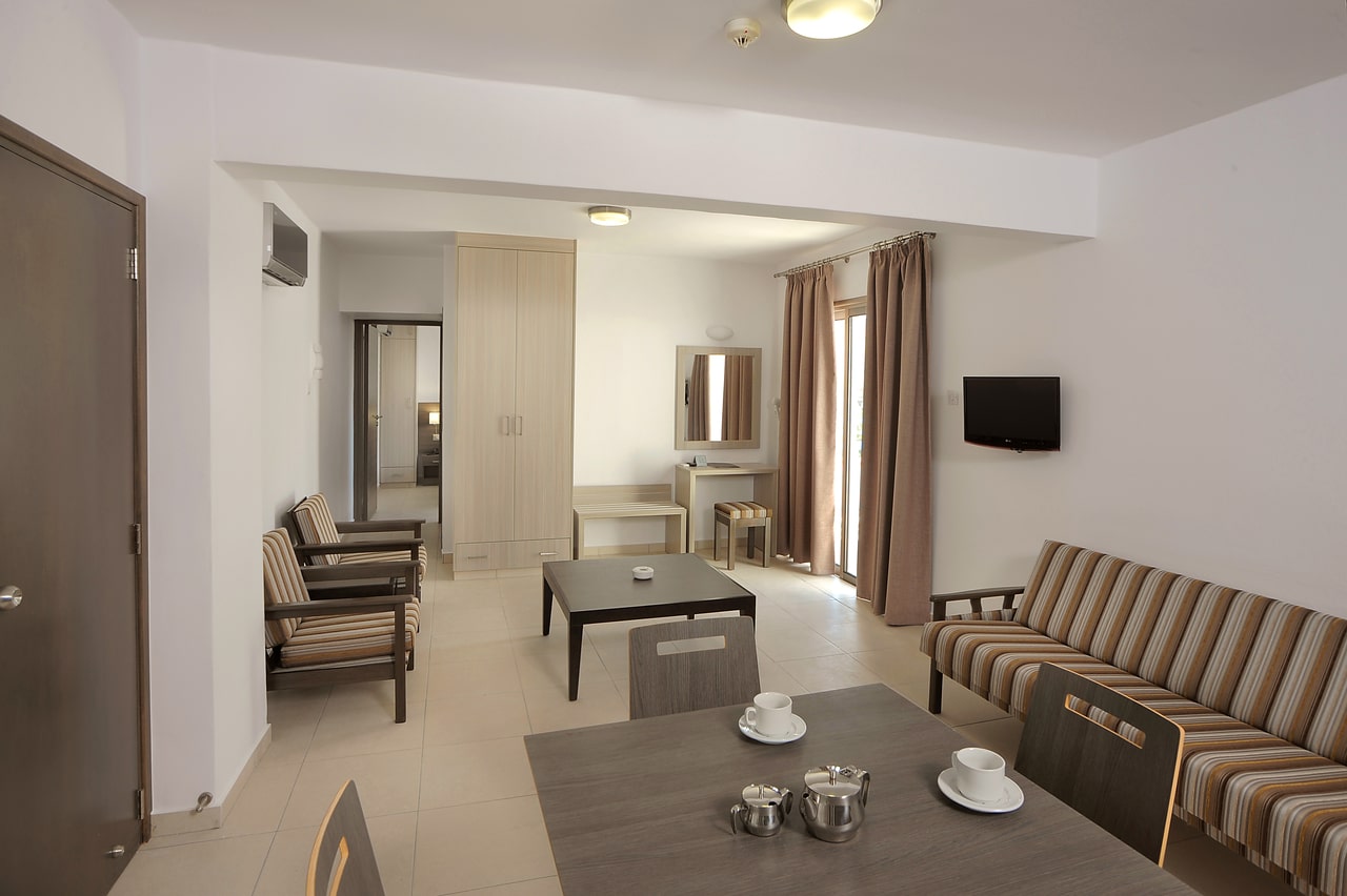 One Bedroom Apartment Inland View 2