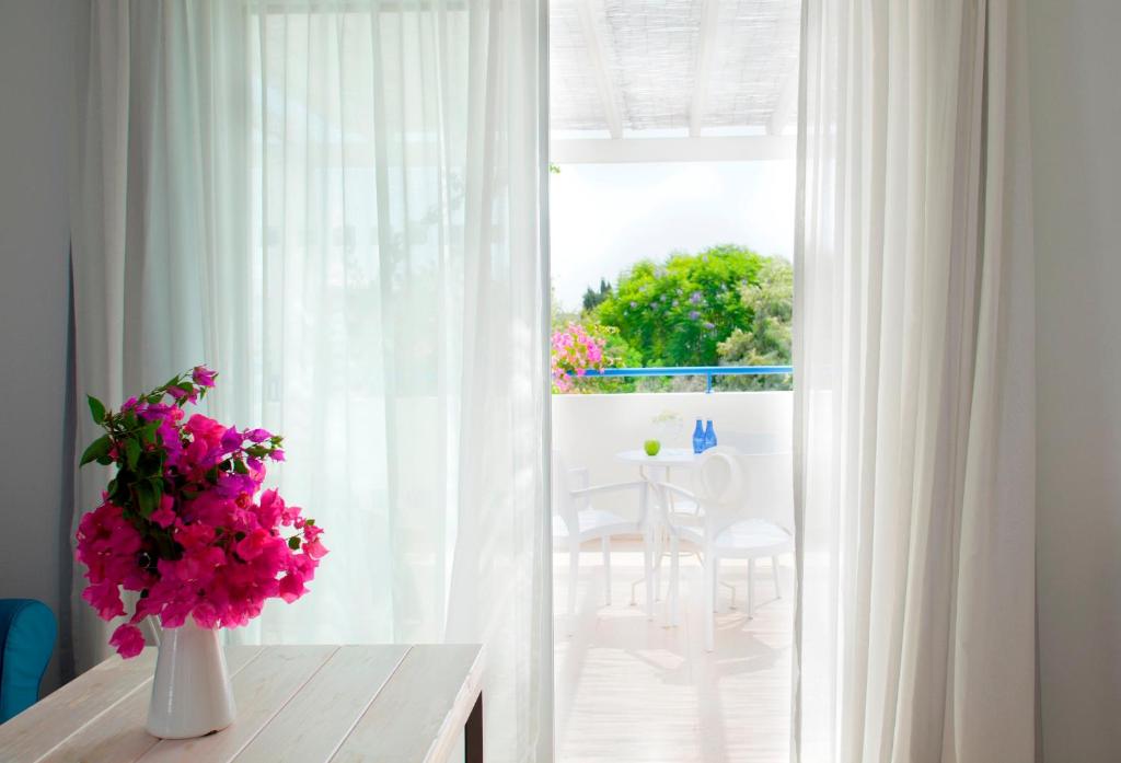 Superior Studio Apartment Inland View 3