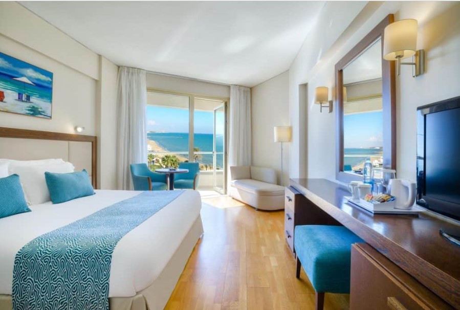 Twin Room Pool and Front Sea View 4