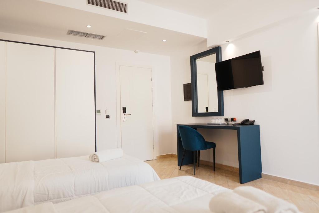 Superior Triple Room with Balcony 2
