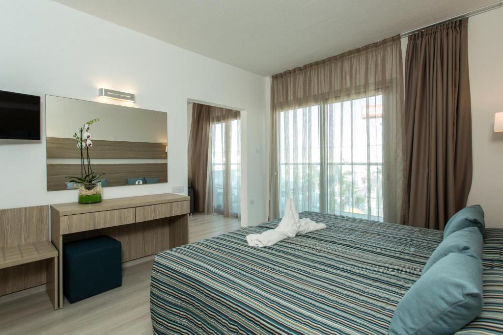 Family Room Side Sea View - Main Building 2