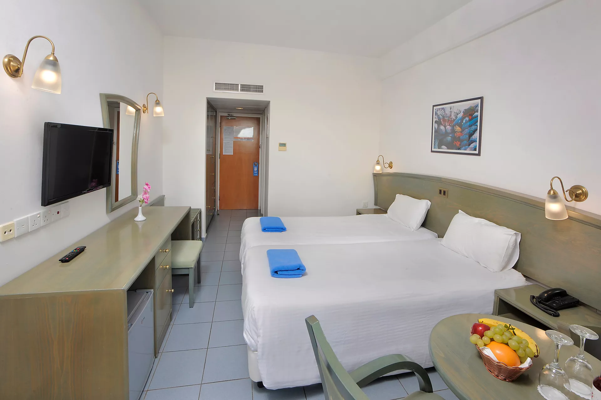 Twin Room Sea and Pool View 3