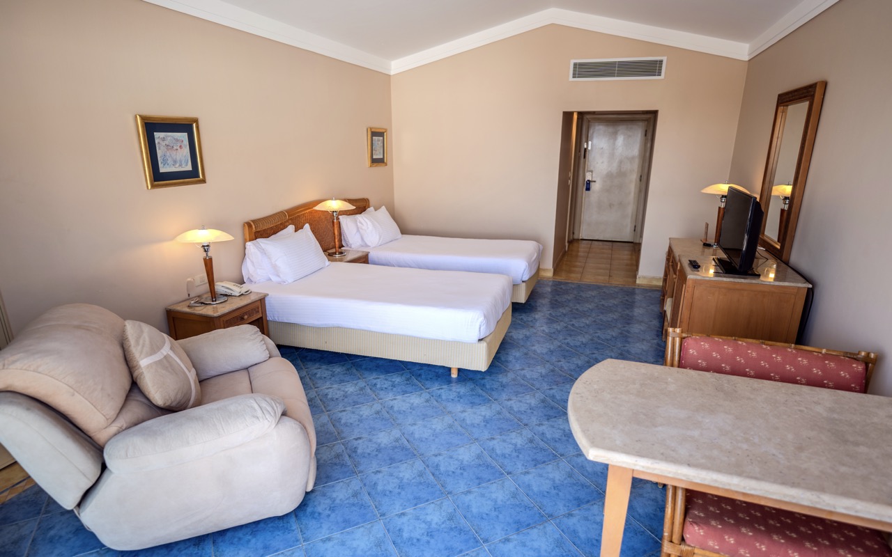 Superior Sea & Pool View Room 3