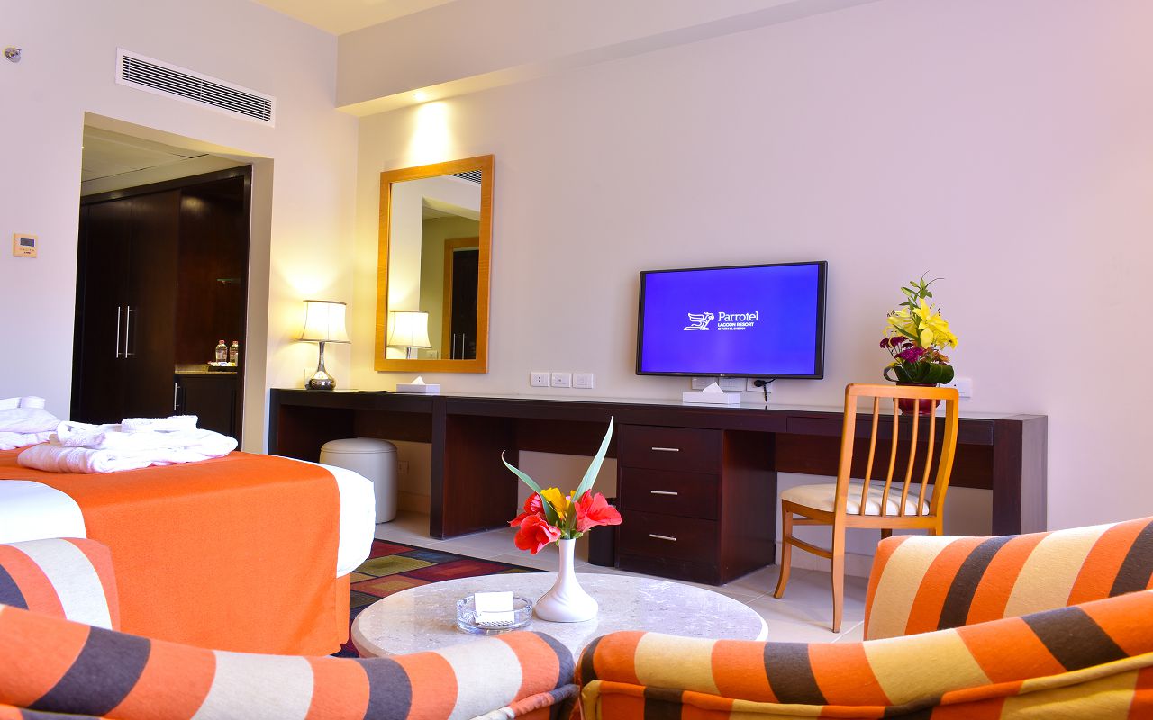 Jacuzzi Deluxe Room with Pool View 2