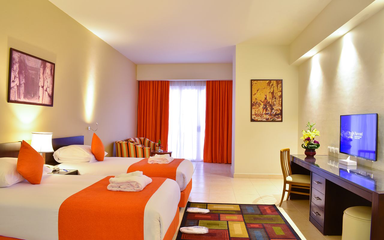 Jacuzzi Deluxe Room with Pool View 3