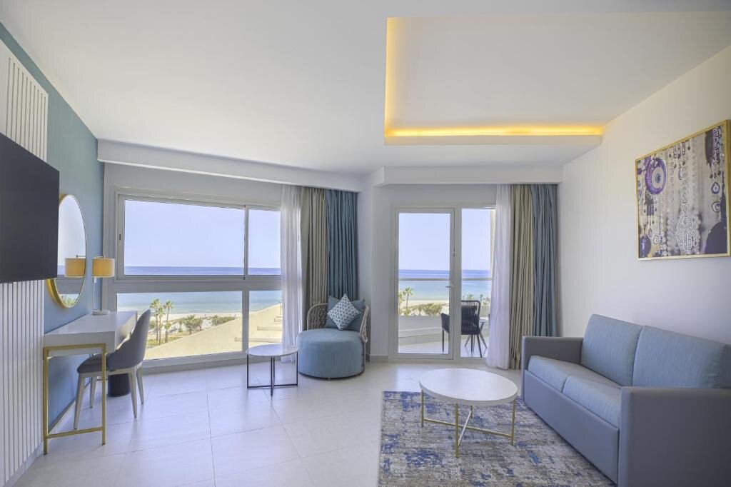 One Bedroom Suite with Sea Front View 1