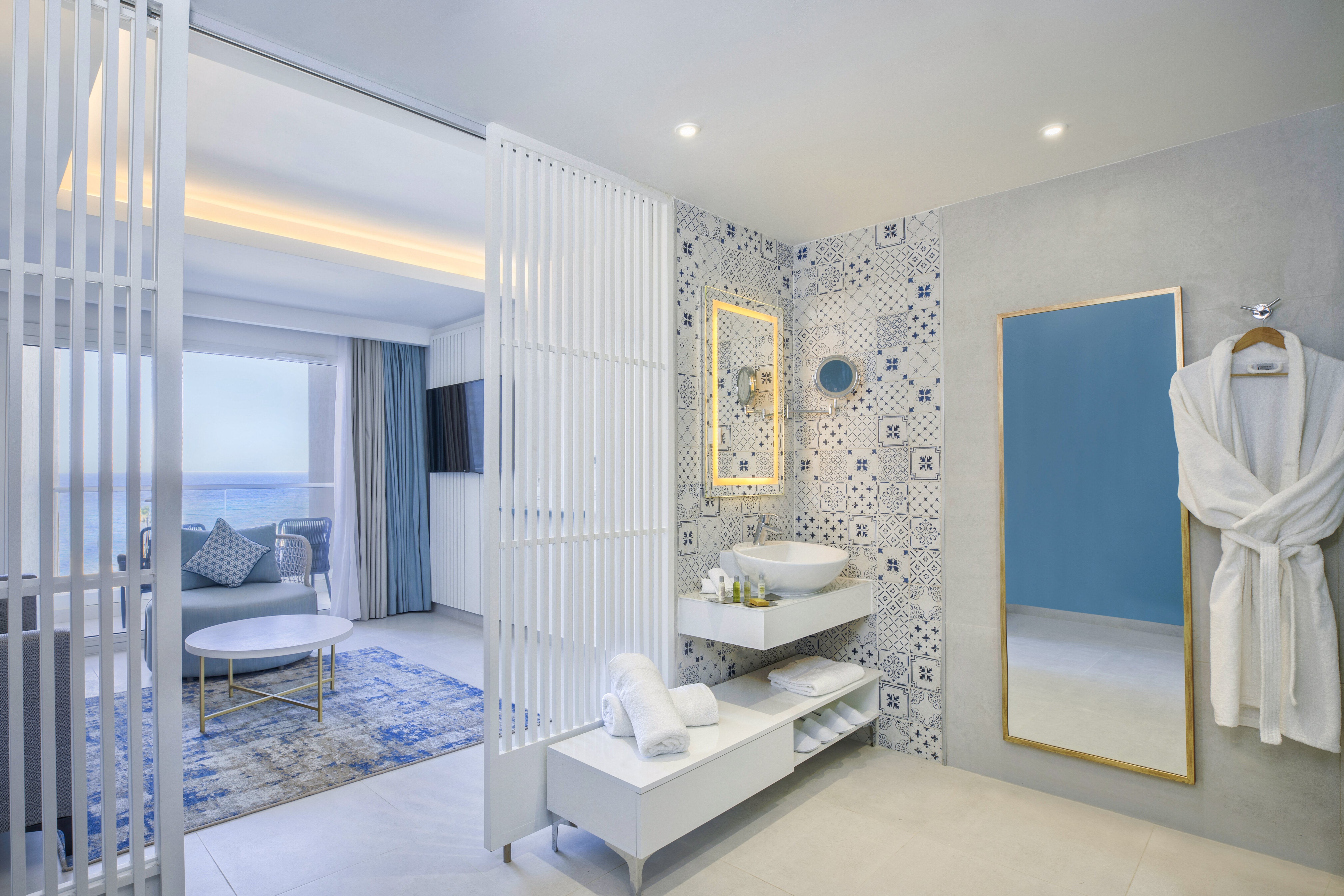 One Bedroom Suite with Sea Front View 3