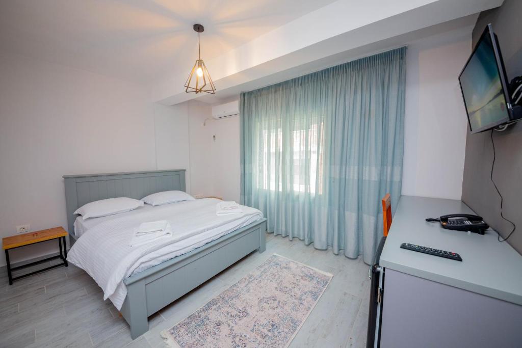 Room Double Window 1