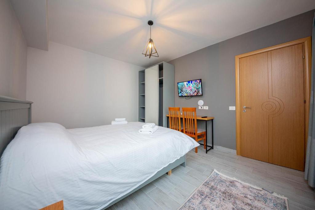 Room Double Window 3