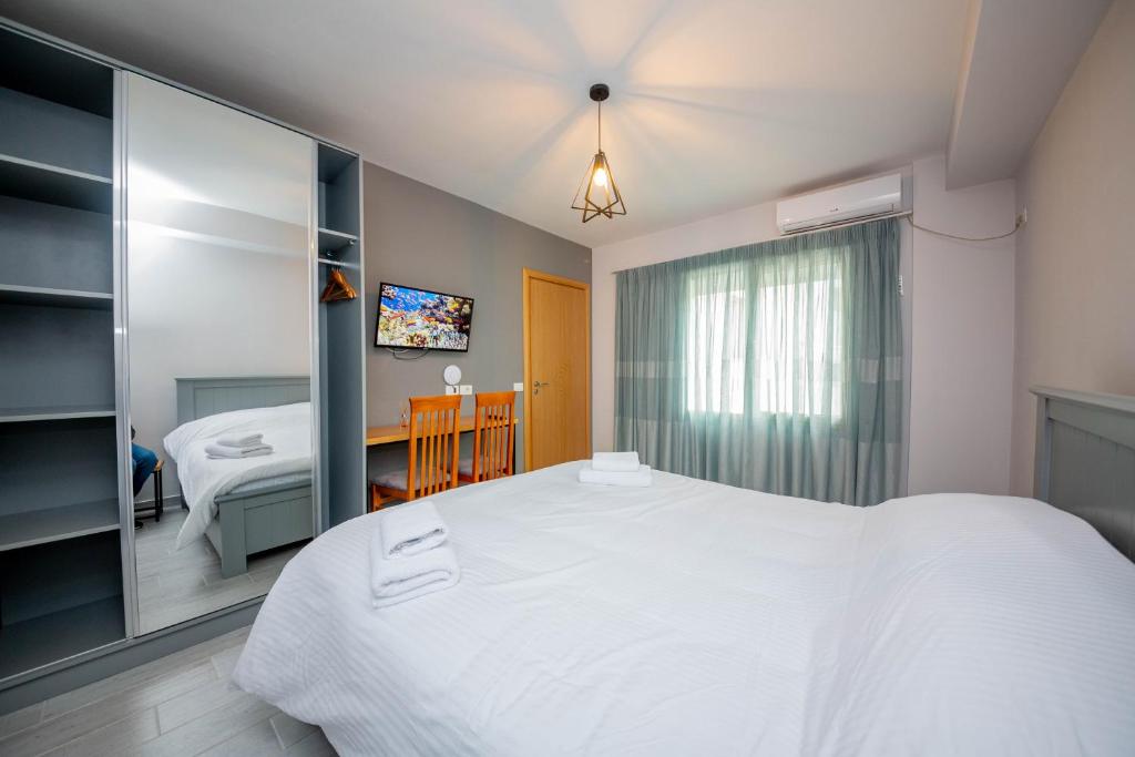 Room Double Window 2
