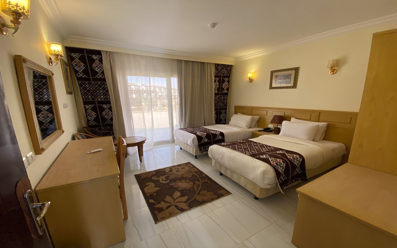Family Suite Pool View Room 4