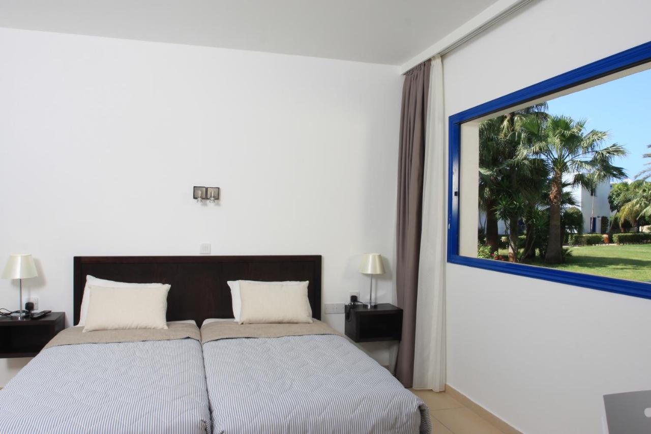 One Bedroom Apartment Inland View 1