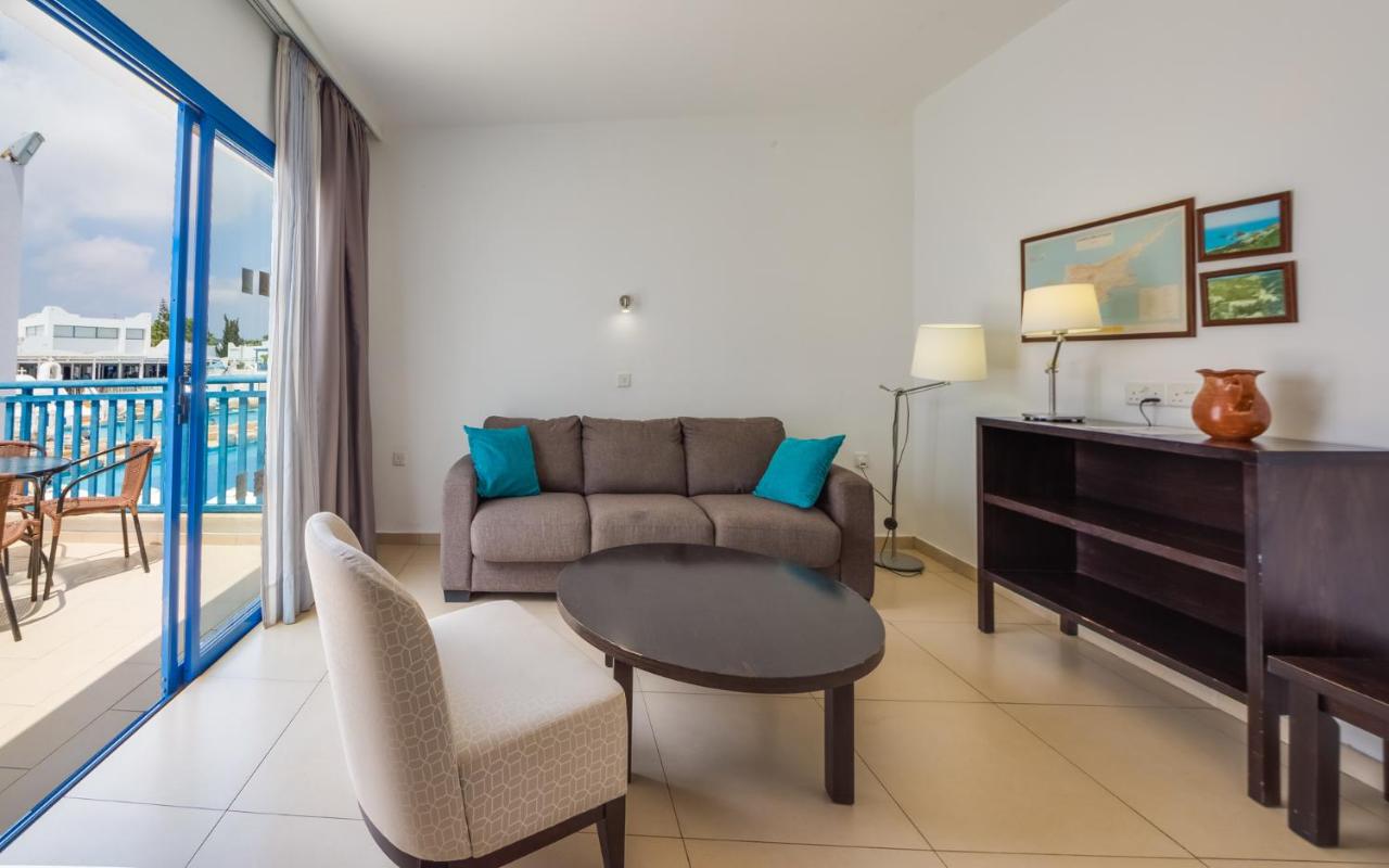 One Bedroom Apartment Inland View 3