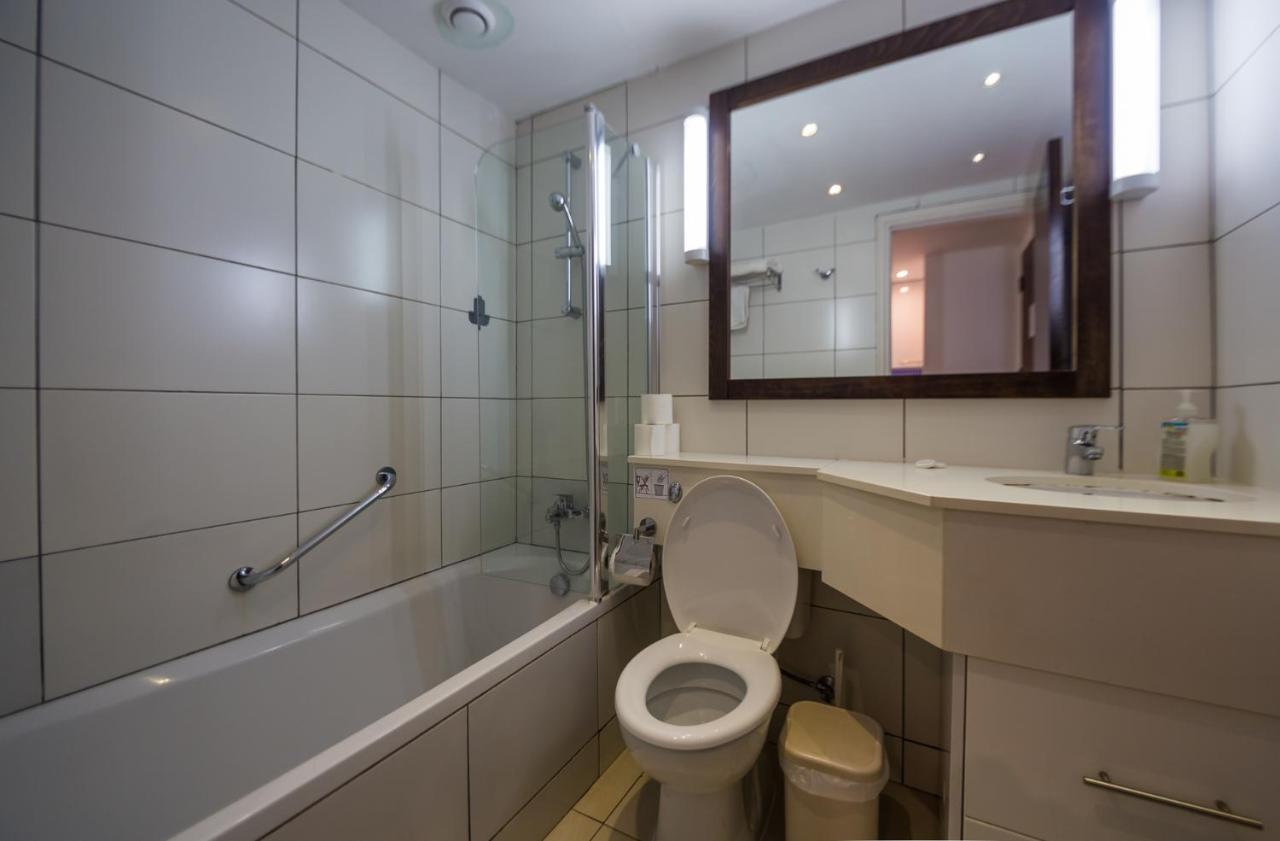 One Bedroom Apartment Inland View 4
