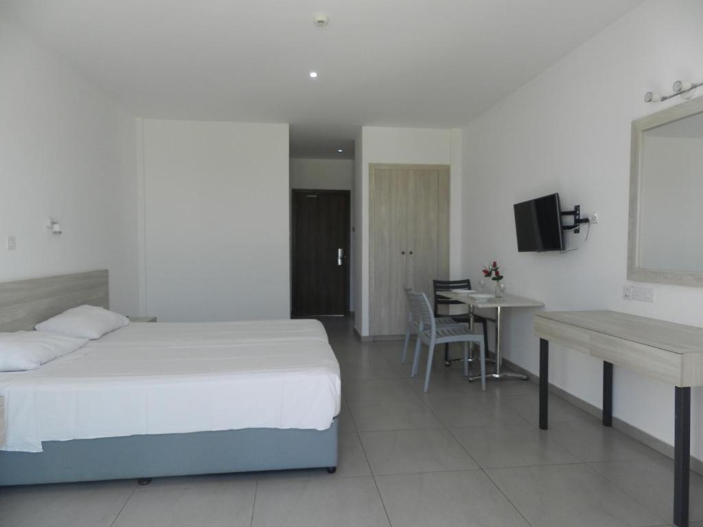 Superior Studio Apartment Inland View 2