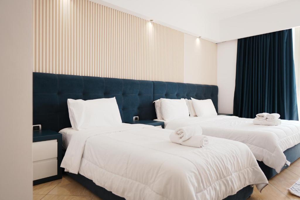 Superior Triple Room With Balcony Sea View 2