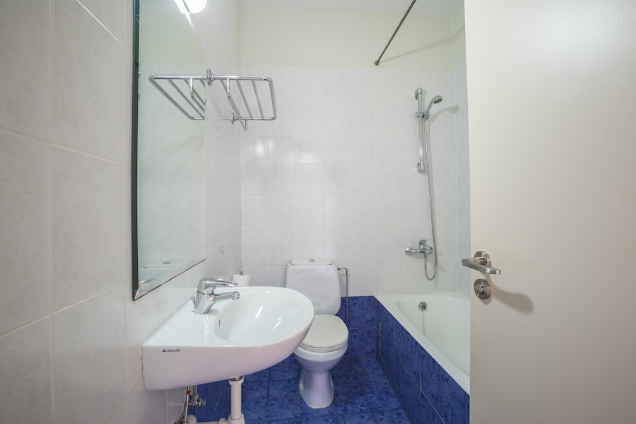 One Bedroom Apartment Inland View 1