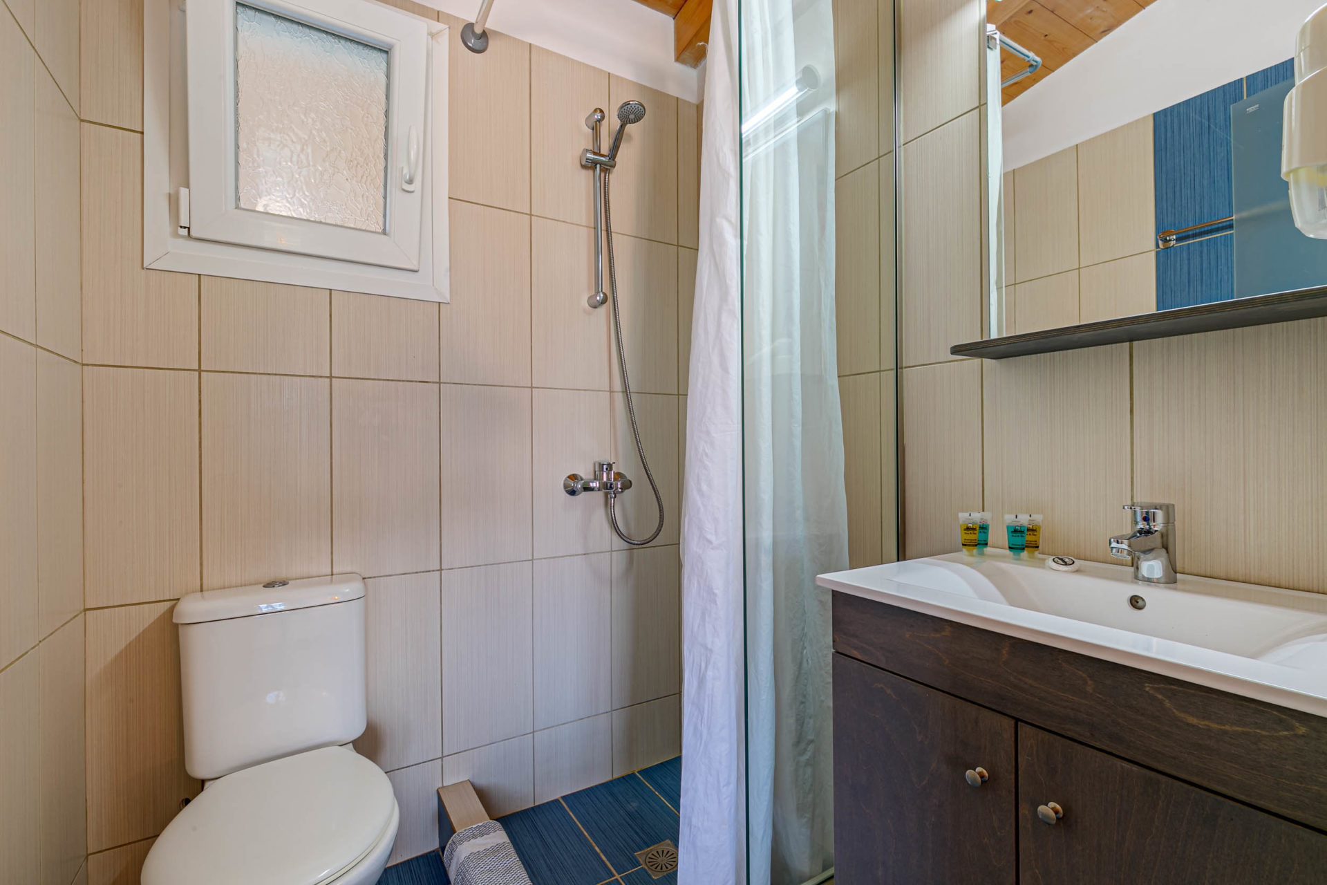 Panoramic Comfort Room 1