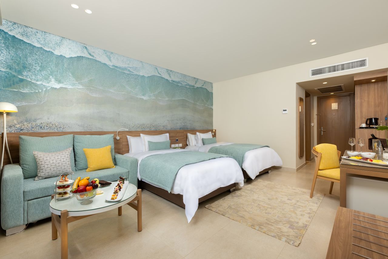 Swim Up Room 2