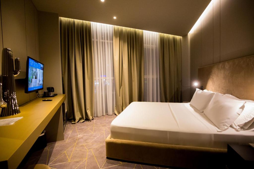 Deluxe Double Or Twin City View 2