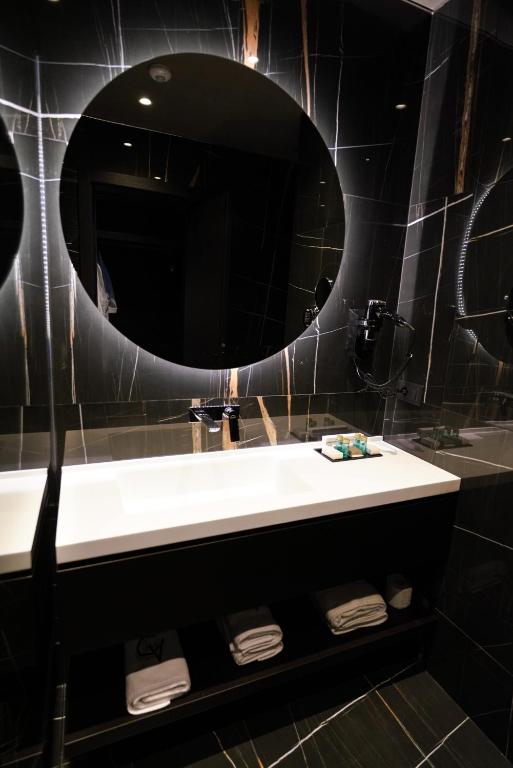 Deluxe Double Or Twin City View 1