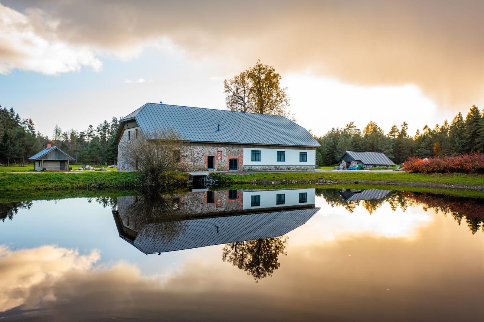 Villa Silence tiigi ääres